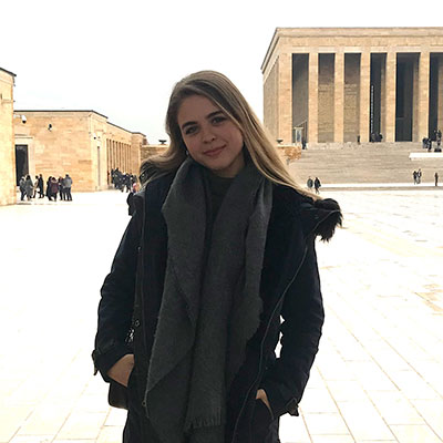 Ayşe Topçu, Halkla İlişkiler ve Reklamcılık bölümü öğrencisi